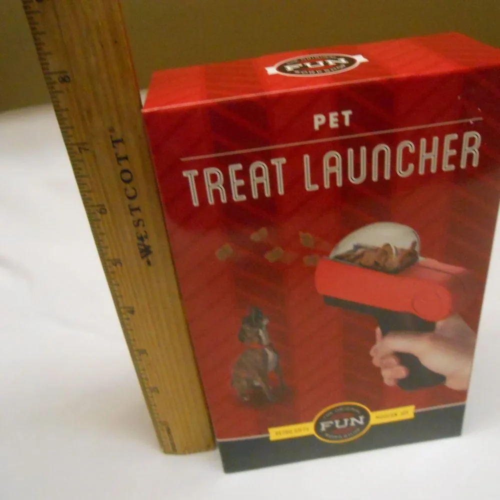 NIB Pet Treat Launcher Original fun Way to Reward Your pets great 🎄🎁🐶 NEW